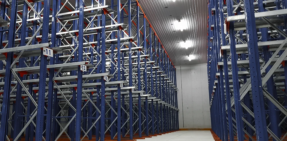 Diseño y ejecución de un centro logístico para Hiperber, enfocado en la gestión eficiente de almacenamiento y distribución. Este proyecto incluye la implementación de cámaras frigoríficas de congelación, áreas de carga y descarga optimizadas, y espacios sectorizados para la manipulación de productos perecederos.