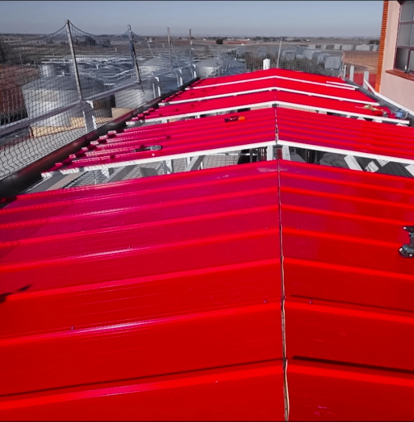 Desarrollamos instalaciones de cubiertas industriales con paneles sándwich de alta calidad