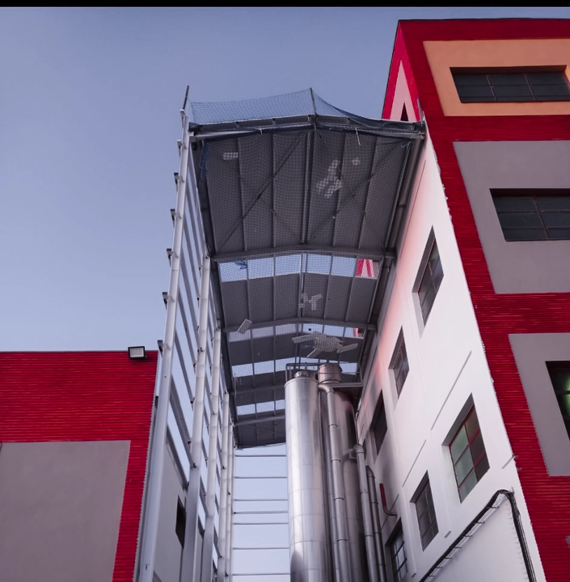 En este proyecto culminado, las cubiertas industriales combinan un diseño funcional con una estética atractiva