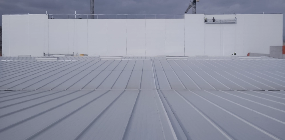 Desarrollo de grandes estructuras autoportantes para silos logísticos, diseñadas para maximizar la capacidad de almacenamiento y optimizar la eficiencia operativa.