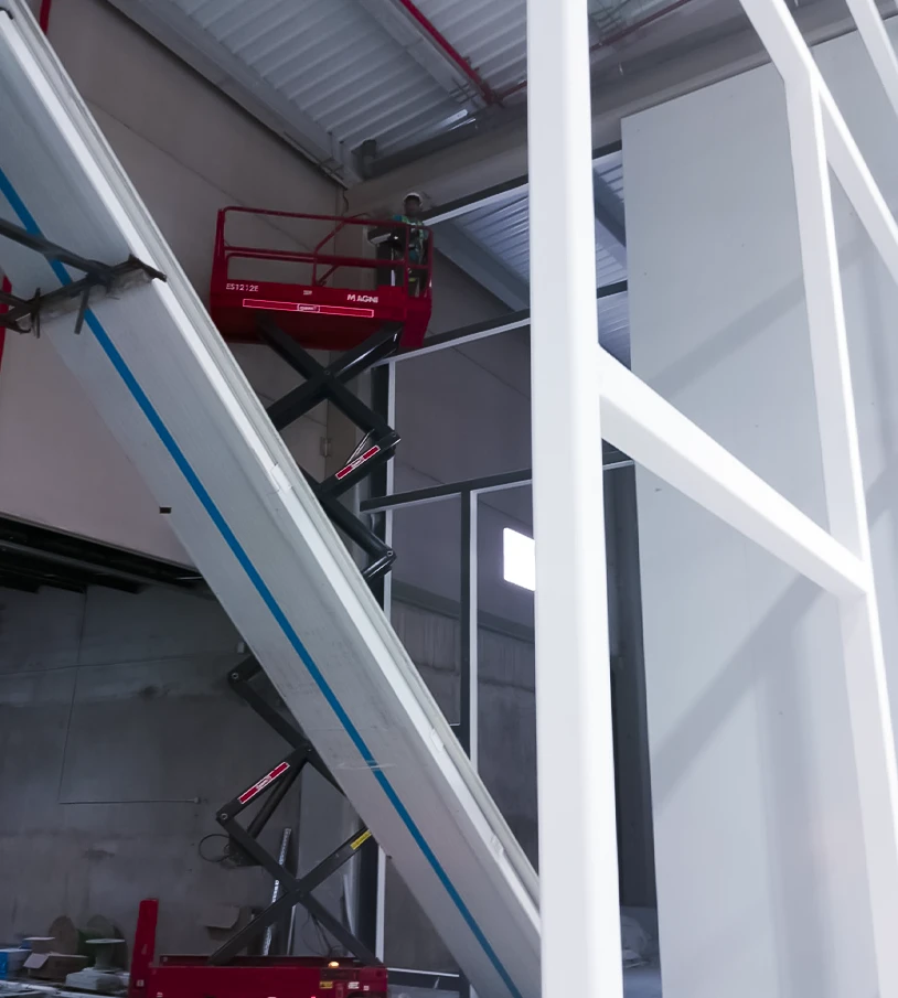 Ideales para proyectos industriales, reducen el ruido y controlan la temperatura, proporcionando entornos confortables, eficientes y altamente protegidos.