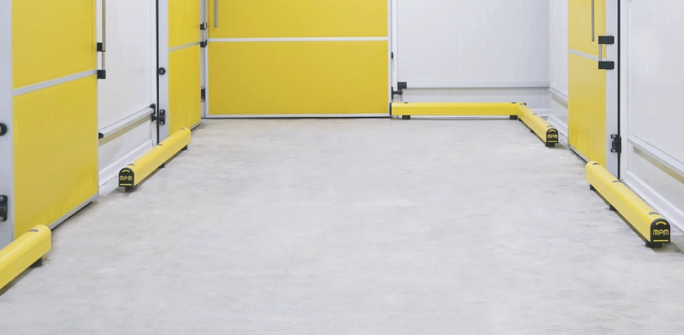 Imagen de la instalación de estructuras de protección para centros de alto tráfico de maquinarias, para la protección de los espacios.