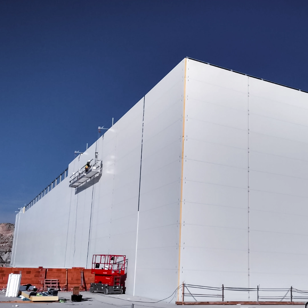 Estos almacenes combinan robustez, tecnología de vanguardia y un diseño optimizado.