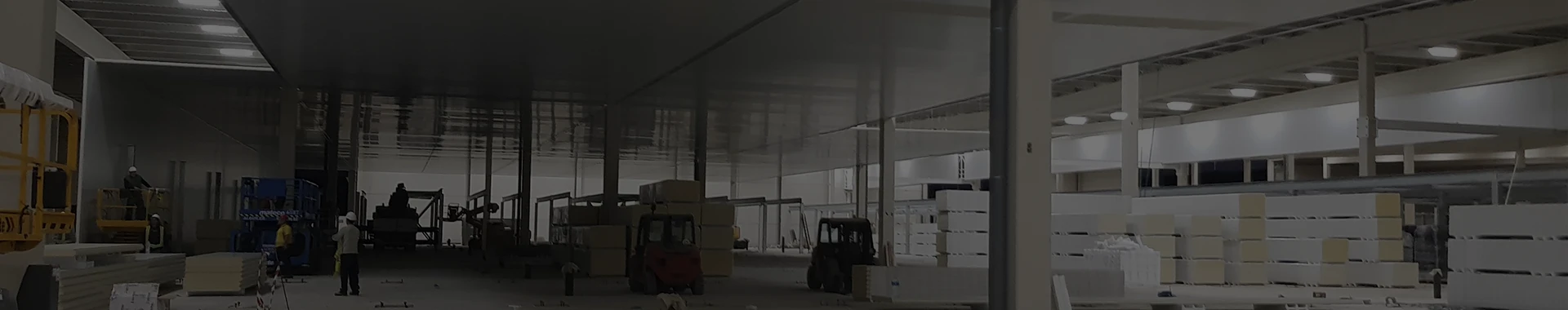 Experiencia en la instalación de fachadas industriales, diseñadas para garantizar eficiencia, durabilidad y un desempeño óptimo en entornos exigentes.